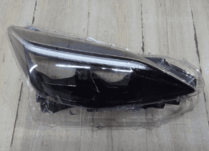 Toyota Yaris Cross szkło lampy prawy przód LLU 1