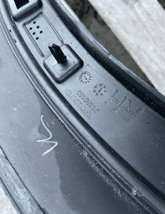 Listwa blotnika przod prawa volvo V90 cross countr 5