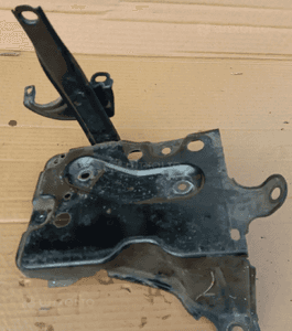 Toyota Yaris II     06-11 podstawa pod akumulator 2