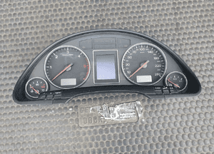 Licznik 8E0920900K 0263626035 Zegary Wskazniki Obudowa Europa 1.9 2.5 TDI Diesel Audi A4 B6 4