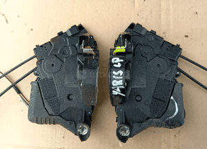 Toyota Yaris II zamek drzwi przód przednich prawy     06-11 1