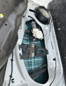 MERCEDES E 211 drzwi lewe przednie szyba listwa lakier 744 16