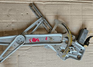 Toyota Yaris I mechanizm podnosnik szyby 3D prawy lewy 1