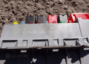 ALFA ROMEO 147 JTD SKRZYNKA BEZPIECZNIKÓW 51742420 2