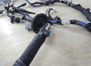 WIĄZKA INSTALACJA BEZPIECZNIKÓW  SKRZYNKA AURIS FULL HYBRID 9