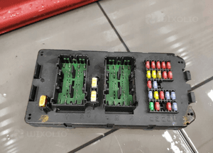 JEEP COMMANDER XK XH 3.0 CRD SKRZYNKA MODUŁ BEZPIECZNIKÓW 56050593AB 4