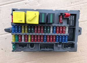 Skrzynka bezpieczników YQE000250 LAND ROVER DISCOVERY 2 II Facelift 2002-2004 1