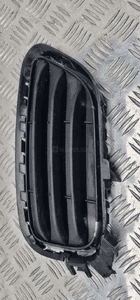 Bmw F25 kratka zderzaka prawa boczna 7338514 3