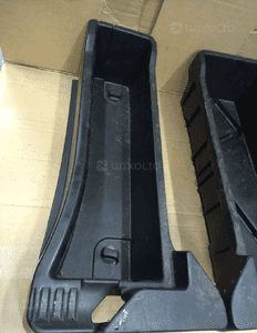 Toyota Yaris II  06-11 schowekl bagażnika prawy lewy 2