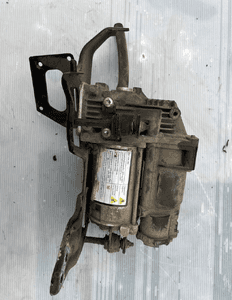 Mercedes W251 kompresor zawieszenia airmatic A2513200704 mocowanie 1