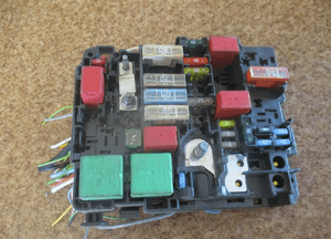 SKRZYNKA BEZPIECZNIKÓW CITROEN C3 C4 CACTUS 66652X 1