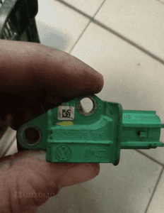 czujnik uderzenia bocznego golf 5 1k0909606 2