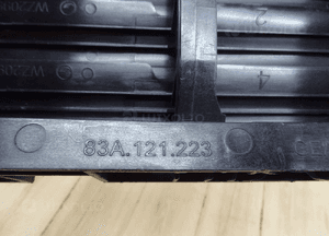 Kierownica powietrza żaluzja górna audi Q3 83A 83A121223 10