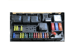 Skrzynka bezpieczników YQE500370 RANGE ROVER L322 LM Lift 2009-12 4.4 TDV8 1