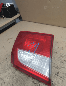 Mazda 626 v gf lampa lewa tył w klapę 132-61922 2
