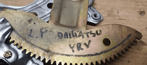 Mechanizm podnośnik szyby lewy przód Daihatsu YRV 262100-1020 85720-97401 7