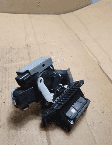 Zamek klapy tył mazda 2 de 3D C6728 4