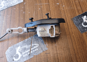 Siłownik 7M0862159 4B9962115B Silniczek Elektryczny Cięgno Zamka Klapy Bagażnika Audi A4 B6 Kombi Sedan 4B9962115B 33