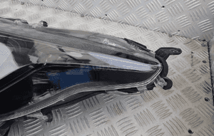Lampa lewy / prawy przód toyota yaris iv 2020-24 rok do lekkiej polerki 5