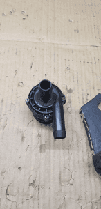 Dodatkowa pompka obiegu wody Jaguar XF X250 2.7 4R83-18D474-AB 2