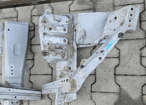 Toyota Yaris I podłużnica przód przednia okular  lewy 1