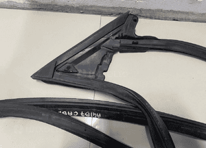 Audi A4 B7 cabrio uszczelka na drzwi środkowa prawy przód 2