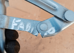 Zawias maski prawy przód przedni Skoda Fabia I 9151 6Y0823302A 6