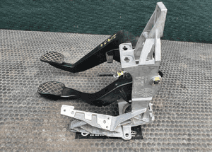 Pedaly 8E1721117D Pedal Hamulca Pompka Sprzegla Stelaz Manual Europa AUDI A4 B6 B7 8E1721117D 8E1721316 4