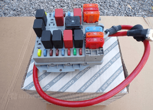 SKRZYNKA BEZPIECZNIKÓW ALFA ROMEO GT 147 1.9 JTD 51742420 NOWE ORYGINAŁ 1