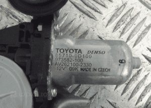 TOYOTA AURIS 09R. PODNOŚNIK TYŁ LEWY 85710 0D100 3