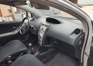 deska konsola yaris 2 poduszki pasy
