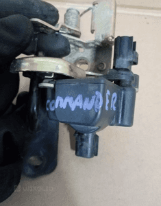 Zamek szyby klapy bagażnika jeep commander 4