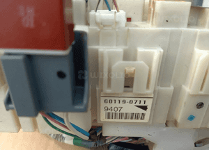 Toyota Yaris II 1.0  B 1.4 D4D moduł skrzynka bezpieczników 82730-52700 2