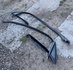 MERCEDES E 207 szyba karoseryjna boczna mała uszczelka karoserii 1