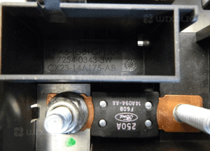 JAGUAR XF X250 SKRZYNKA Z BEZPIECZNIKAMI 10