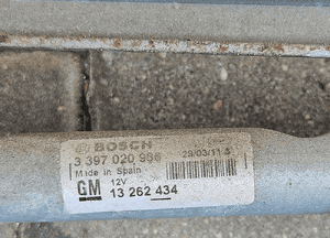 Opel Astra J 4 IV mechanizm wycieraczek przód przednich silniczek 13262434 3