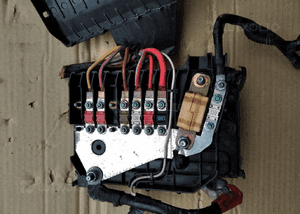 Ford Focus MK3 1.0 1.6 skrzynka bezpiecznikow akumulatora 2