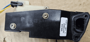 Volvo S60 zamek wlewu paliwa 2