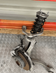 MERCEDES C W205 ZAWIESZENIE ZWROTNICA AMORTYZATOR PRAWA A2053200413 2052200 3