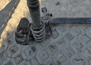 toyota PRIUS PLUS belka tylna oś 5