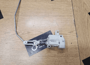 Siłownik 7M0862159 4B9962115B Silniczek Elektryczny Cięgno Zamka Klapy Bagażnika Audi A4 B6 Kombi Sedan 4B9962115B 9