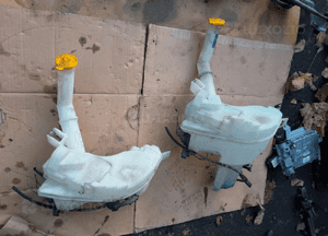 Mazda 3  BK  03-09  5 05-10 Zbiornik płynu spryskiwaczy pompka zbiorniczek 10