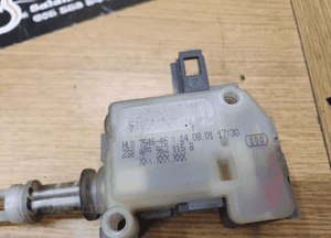 Siłownik 7M0862159 4B9962115B Silniczek Elektryczny Cięgno Zamka Klapy Bagażnika Audi A4 B6 Kombi Sedan 4B9962115B 23