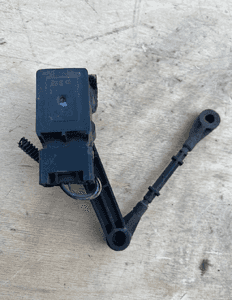 Czujnik zawieszenia tylny prawy RQH500042 Range Rover Sport L320