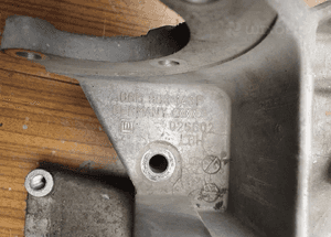 Łapa 06B903143F Podstawa Mocowanie Alternatora Sprezarki 1.6 Audi A4 B5 VW Passat 4