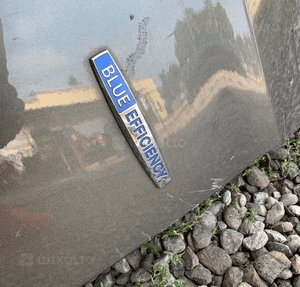 MERCEDES E 207 listwa chrom błotnika lewa przód emblemat 2