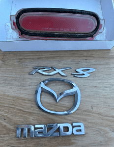 MAZDA RX8 znaczek emblemat klapy światło stop 2