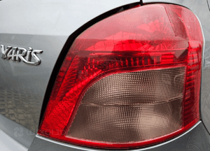 Toyota Yaris II 2 06-11 lampa tył tylna prawa lewa 2