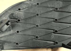 Toyota Corolla E15 zaslepka zderzaka przod przedniego halogenu prawa 3