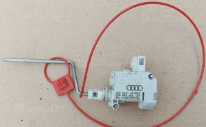 Audi A4 B6 zamek wlewu paliwa 1